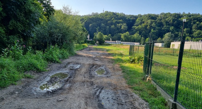 – W mojej ocenie jest jeszcze gorzej. Po częstych przejazdach sprzętu budowlanego teren zrobił się jeszcze bardziej grząski. Tworzą się ogromne kałuże, zarówno na początkowej części ścieżki jak po obu stronach asfaltowego dywanika – informuje czytelniczka.      