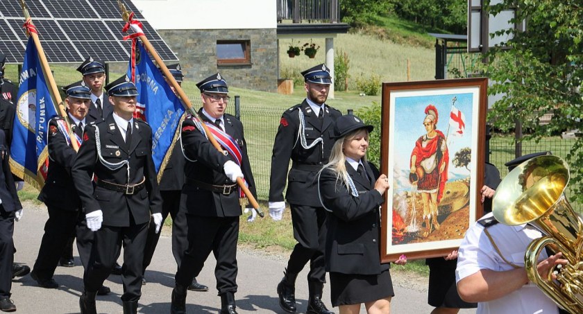 Sobotnie obchody rozpoczęła msza święta w kościele pw. Miłosierdzia Bożego, której przewodniczył ks. Wiesław Sztucki a uświetniała ją Orkiestra Dęta z Medyki pod batutą Marka Hatasa./Zdjęcia: Gmina Roźwienica Paweł Wiśniowski 