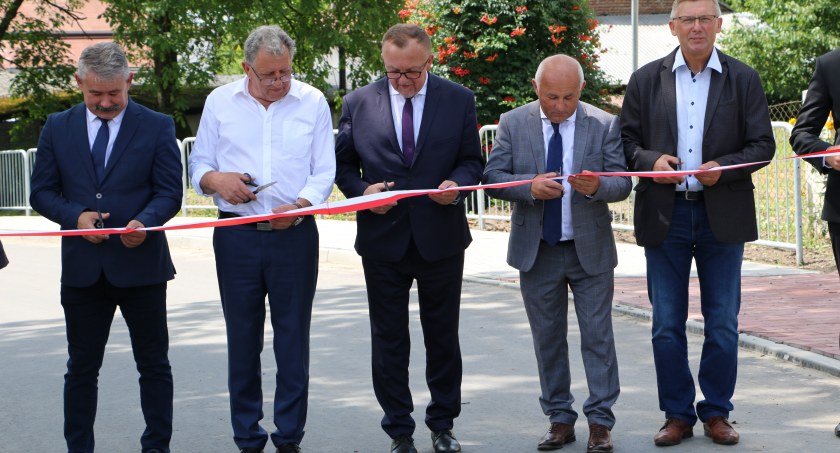 Oficjalne przecięcie wstęgi pod nową inwestycją.