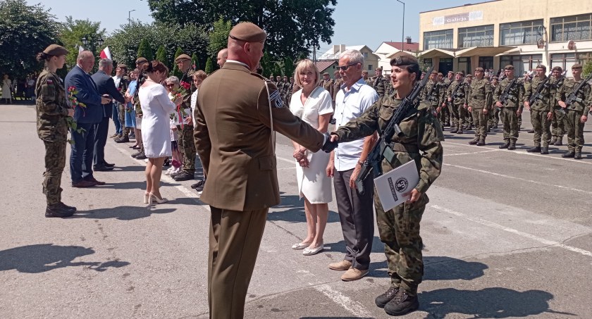 Na rynku w Dubiecku 34 żołnierzy 20. Przemyskiej Brygady Obrony Terytorialnej wypowiedziało słowa, przysięgi wojskowej.