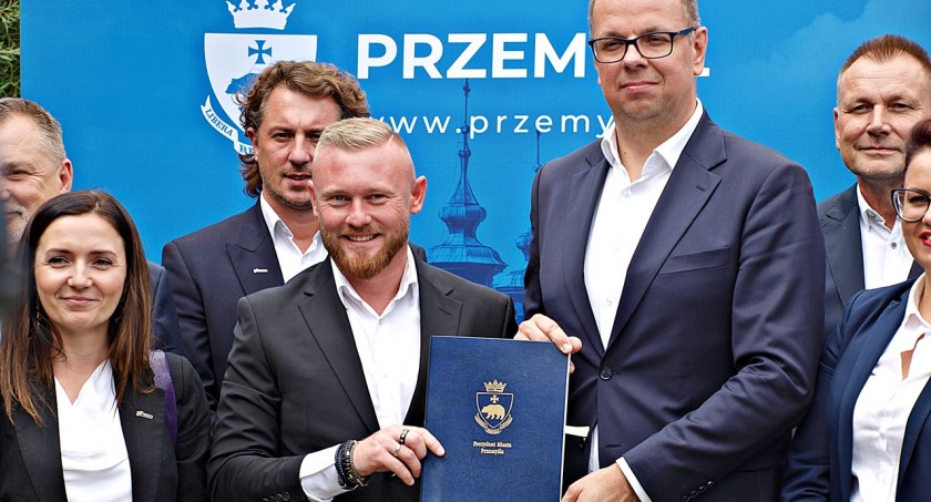 26 lipca br. bowiem prezes zarządu spółki Krystian Woś (czwarty z lewej) i prezydent Przemyśla Wojciech Bakun parafowali odpowiednie dokumenty.