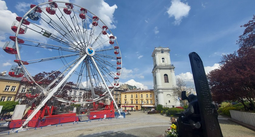 Koło widokowe pojawiło się na placu Niepodległości w Przemyślu przed długim majowym weekendem. Pojawiło się z naruszeniem niemal wszystkich przepisów prawa.