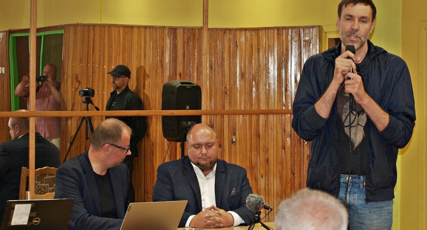 Podczas pierwszego spotkania prezydenta miasta Przemyśla Wojciech Bakuna z mieszkańcami, do którego doszło w klubie osiedlowym na Kmieciach, ten zapewnił, że do żadnej wycinki drzew nie dojdzie.