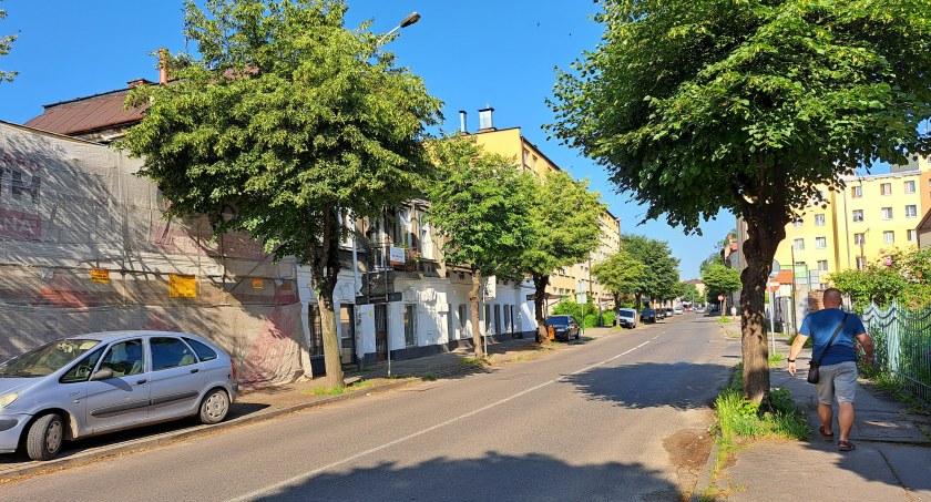 Przebudowa obejmie odcinek ulicy Dworskiego – od Konarskiego do Siemiradzkiego. Nowa nawierzchnia i chodniki oraz bezpieczne przejścia dla pieszych z pewnością przypadną mieszkańcom do gustu. Czy tak samo będzie z wyłączeniem jednego pasa ruchu?/ Zdjęcie U. Gielo