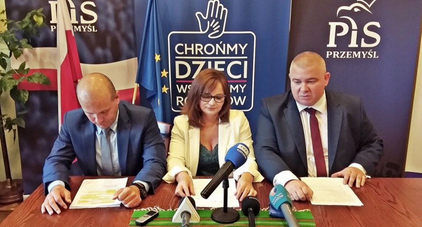 Od lewej: radny Maciej Kamiński, wicewojewoda podkarpacka Jolanta Sawicka oraz sekretarz tej partii w województwie podkarpackim Andrzej Paniw.