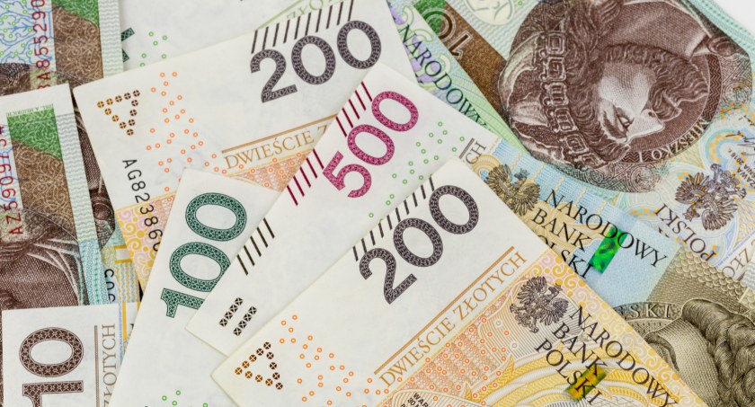   Czternaste świadczenie ma na celu wsparcie finansowe emerytów i rencistów. „Czternastka” miała być wypłacona jednorazowo w 2021 r., lecz ze względu m.in. na wysoką inflację zostanie wprowadzona na stałe.  
