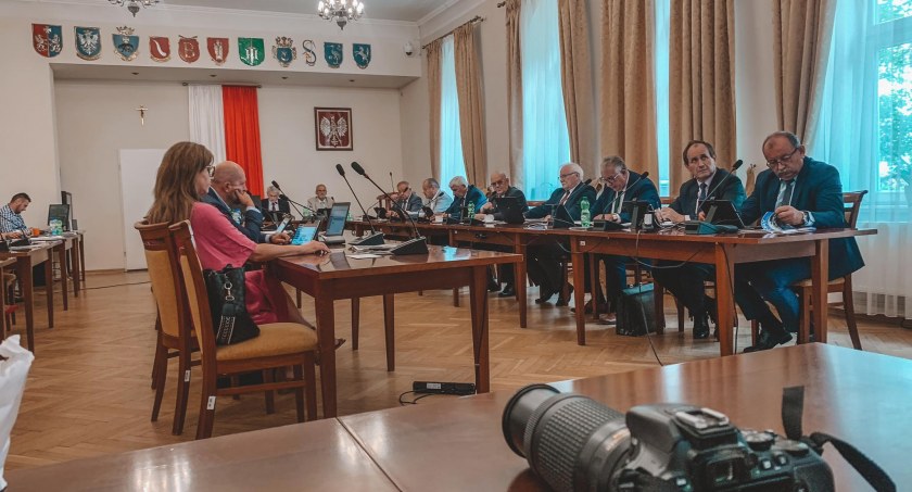 Na ostatniej sesji rady powiatu radni zdecydowali, że w tym roku do grona „Zasłużonych dla Powiatu Przemyskiego” dołączy 8 osób./ ZDJECIE: Starostwo Powiatowe w Przemyślu
