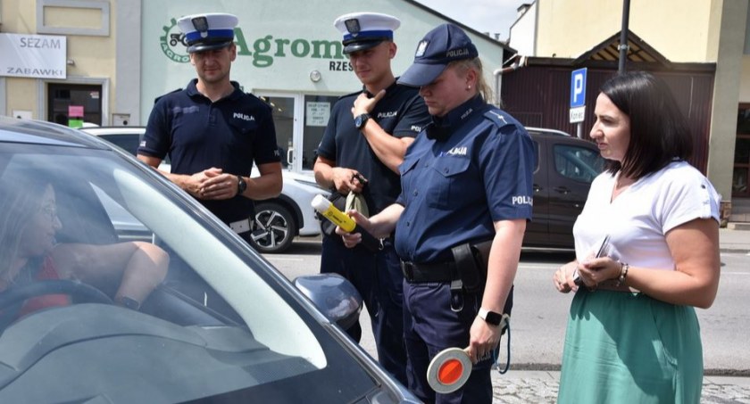 Tym razem zatrzymywani przez policjantów kierowcy nie musieli się obawiać. Nie było mandatów i pouczeń. Otrzymali cenną dawkę wiedzy./ ZDJĘCIE UMiG Sieniawa