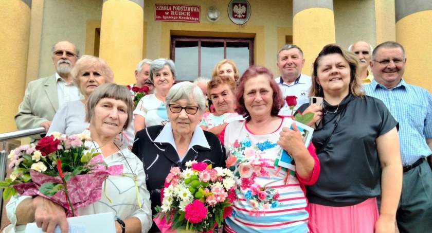 Do spotkania jubileuszowego w murach szkoły doszło 26 lipca. Absolwenci z rocznika 1970 w szkolnych salach spędziły ponad 2 godziny, dzieląc się opowieściami o sobie i wspominając dawne, beztroskie czasy./ ZDJĘCIE UMiG Sieniawa