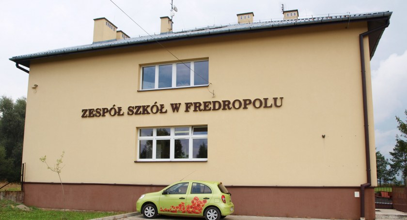 W obecnym budynku Zespołu Szkół we Fredropolu wój gminy chce stworzyć sanatorium i... wybudować nową szkołę!