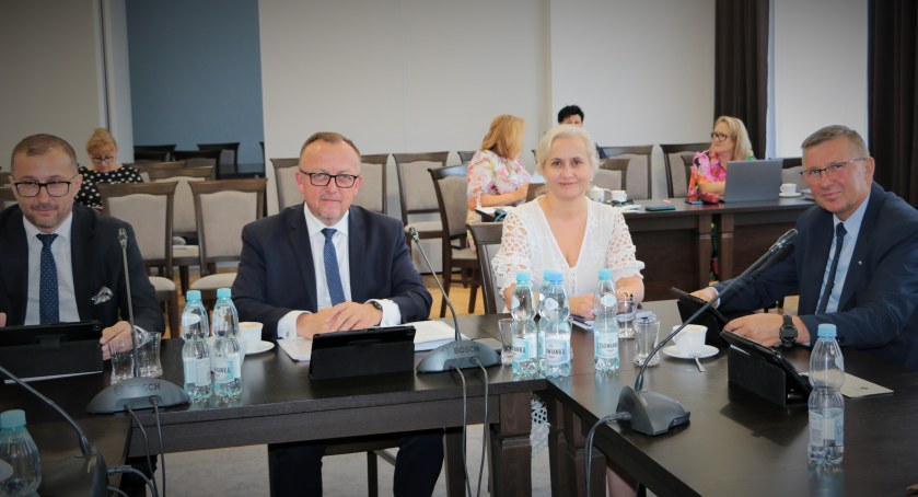 – Utworzenie Branżowego Centrum Umiejętności przy Zespole Szkół Technicznych i Ogólnokształcących w Jarosławiu to dla powiatu szansa rozwoju kształcenia branżowego, zawodowego. Będzie też okazja do rozbudowy bazy dydaktycznej na terenie Zespołu Szkół, bo z tym, jak ta baza wygląda, większość odwiedz