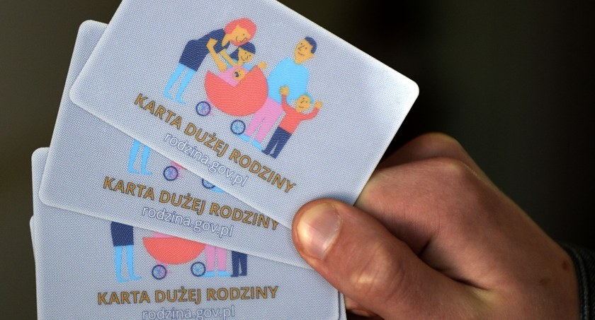 Zniżki przysługujące na podstawie ogólnopolskiej Karty Dużej Rodziny są niezależne od tych przysługujących w ramach lokalnych programów samorządowych. W przypadku gminy wiejskiej Przemyśl nie zostało parafowane porozumienie z miastem Przemyśl, mającym na swoim terenie obiekty sportowe czy kulturalne
