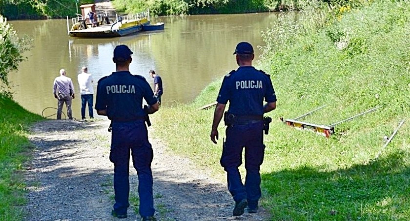 Jarosławscy policjanci sprawdzali metr po metrze nabrzeże Sanu, strażacy obserwowali nurt Sanu na odcinku ok. 12 kilometrów między mostem drogowym w Jarosławiu a Manasterzem. Przed godziną 18 zauważyli w Wiązownicy dryfujące w zatoczce ciało. Po wstępnych przeprowadzonych oględzinach potwierdzono to