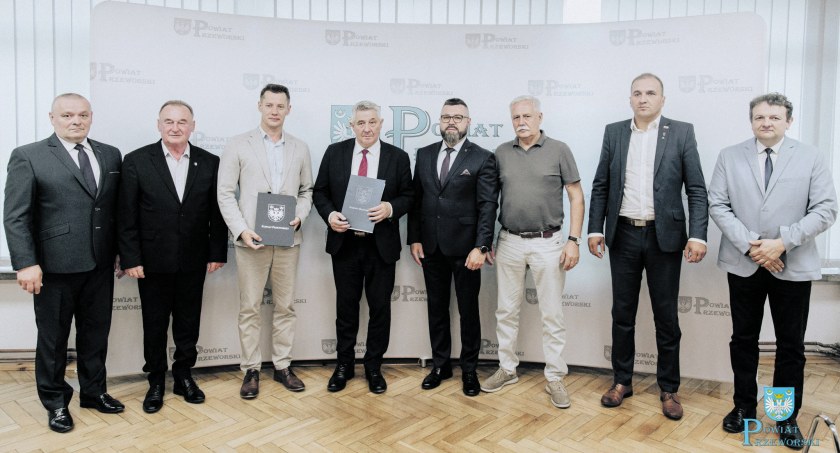 Ostatniego dnia lipca w Starostwie Powiatowym w Przeworsku podpisano umowę na realizację prac na odcinku ulica Jana Pawła II i Piskorowice – Pigany – Sieniawa./ ZDJĘCIE Starostwo Powiatowe w Przeworsku