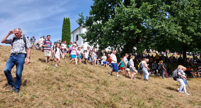 Dróżki Pana Jezusa i Matki Bożej kolejny raz wydeptane zostaną przez pielgrzymów. Wielu z nich uklęknie przed obliczem Matki Bożej Kalwaryjskiej, by prosić o potrzebne łaski./ ZDJĘCIE A. Wilgucki
