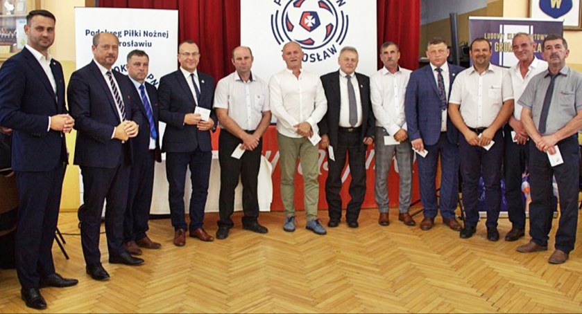 Podczas uroczystości jubileuszowych zasłużeni dla Gromu Wyszatyce zostali wyróżnieni przez władze Podkarpackiego Związku Piłki Nożnej (drugi z lewej prezes Mieczysław Golba).
