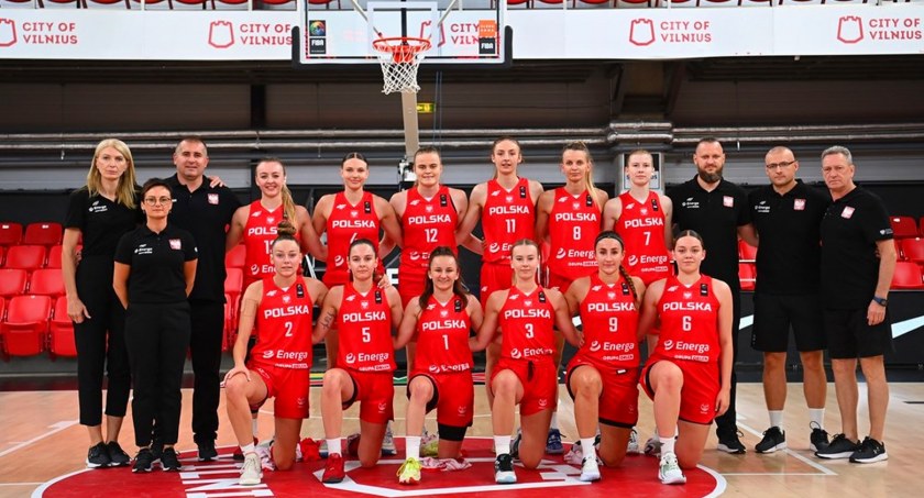 Reprezentacja Polski U-20 podczas mistrzostw Europy na Litwie. Trzecia z lewej w górnym rzędzie Klaudia Wnorowska.