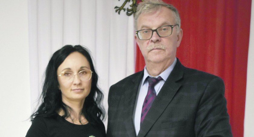 Teleopaska wyglądem przypomina zwykły zegarek, a daje wiele możliwości pomocy osobie starszej. Jak przekazał wójt gminy Chłopice Andrzej Homa, wprowadzenie takiego rozwiązania będzie możliwe dzięki przystąpieniu samorządu i miejscowego GOPS do „Korpusu Wsparcia Seniorów”./ ZDJĘCIE UG Chłopice