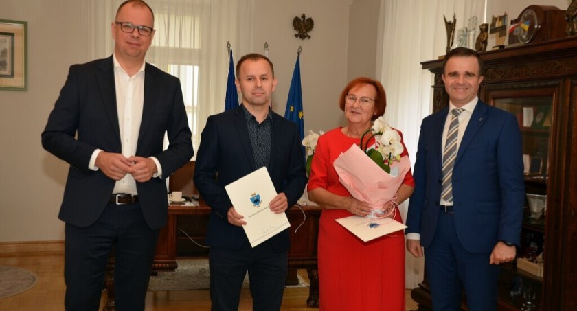 Do miłego spotkania w przemyskim magistracie doszło 28 lipca br. Od lewej: prezydent miasta Wojciech Bakun, p.o. Powiatowego Inspektora Nadzoru Budowlanego dla Miasta Przemyśla Rafał Wach, była szefowa tego urzędu Ewa Jagiełło i sekretarz miasta Dariusz Łapa.