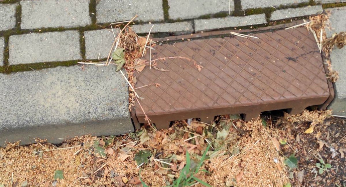 Podczas solidnego zapchane kratki kanalizacyjne mogą nie poradzić sobie z odbiorem nagromadzonej na jezdni wody. W takiej sytuacji na drodze mogą się utworzyć małe jeziora, a konsekwencje takiego stanu rzeczy najpewniej odczują mieszkańcy./ ZDJĘCIE: nadesłane do redakcji