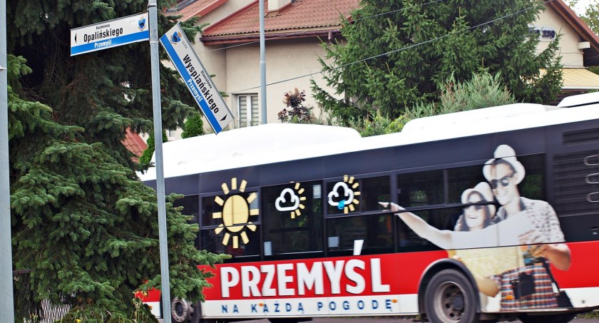 – Od trzech miesięcy sytuacja wygląda tak: Wyspiańskiego to kierunek do centrum miasta, a Opalińskiego to Wyspiańskiego. Do tego tabliczka z nazwą Wyspiańskiego wisi tylko na dolnym zaczepie – opisała sytuację zdegustowana mieszkanka Przemyśla.