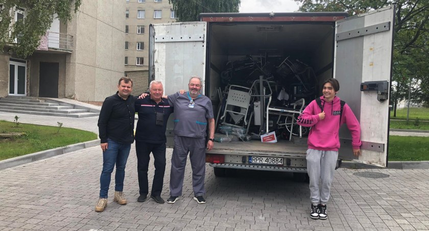 Do największego centrum rehabilitacji i protezowania Unbroken Ukraine we Lwowie trafił kolejny transport jakże potrzebnego sprzętu medyczno-rehabilitacyjnego dla ciągle walczącego z rosyjskim agresorem narodu. Pierwszy z lewej przemyślanin Grzegorz Lewandowski.