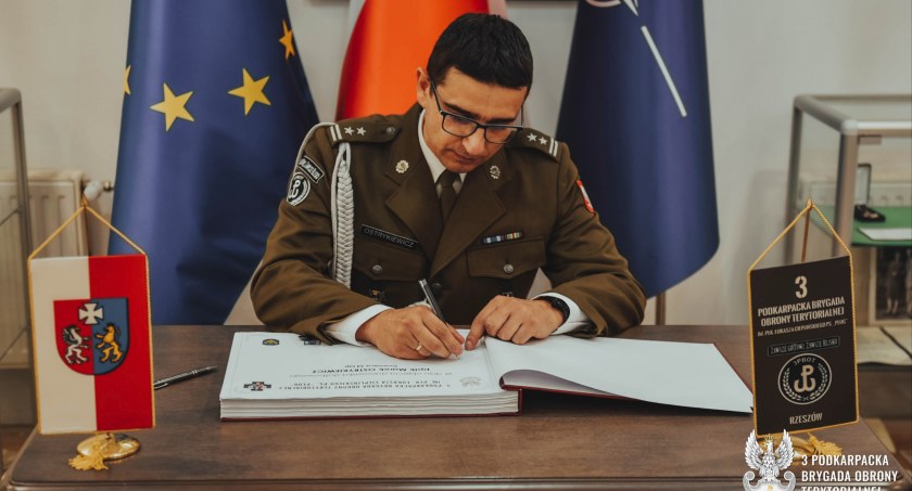 Podpułkownik Marek Ostrykiewicz w 3 Podkarpackiej BOT służy od momentu jej powstania kolejno jako: dowódca kompanii lekkiej piechoty, oficer sztabowy i szef sekcji szkoleniowej.