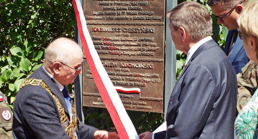Uroczystego odsłonięcia tablicy dokonali krewni trójki wybitnych przemmyślan.