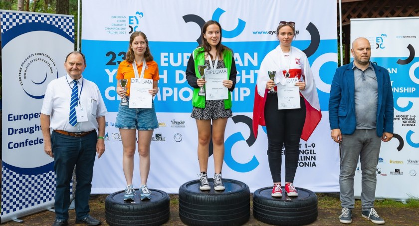 Katarzyna Pisarska (druga z prawej) zdobyła w Estonii dwa medale.