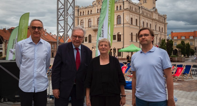 Prawdziwym smaczkiem było spotkanie ze znanymi twórcami filmów powstałych w Jarosławiu: Krzysztofem Zanussim i Januszem Wąchałą, którzy wybrali nasze miasto jako jedno z czterech miejsc, w których kręcono „Eter”, a także z Magdaleną Dipont i Kamilem Przełęckim – twórcami filmu „Katyń”./ Zdjęcia CKiP w Jarosławiu