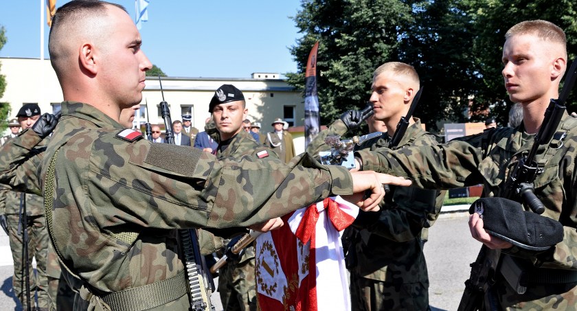 12 sierpnia br. na placu defiladowym 1 Batalionu Czołgów w Żurawicy słowa przysięgi wojskowej wypowiedziało 92 ochotników dobrowolnej zasadniczej służby wojskowej.