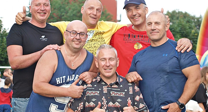 Ekipa „Czerwonych Mrówek” wygrała po raz trzeci konkurs przeciągania liny. Na... beczce piwa siedzi główny organizator przedsięwzięcia radny Bartłomiej Barczak.