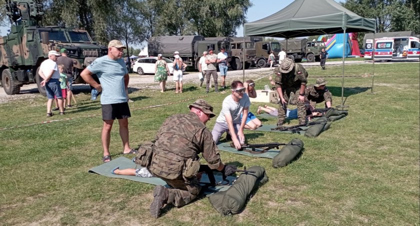 Przemyscy „terytorialsi” w Radymnie zaprezentowali swój sprzęt, używany w codziennej służbie, m.in. stanowisko szkoleniowe z zakresu udzielania pierwszej pomocy oraz strzelnicę ASG.