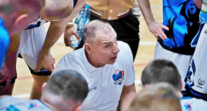 Trener Daniel Puchalski pracuje nad rozwojem i zespołu, i poszczególnych zawodników.
