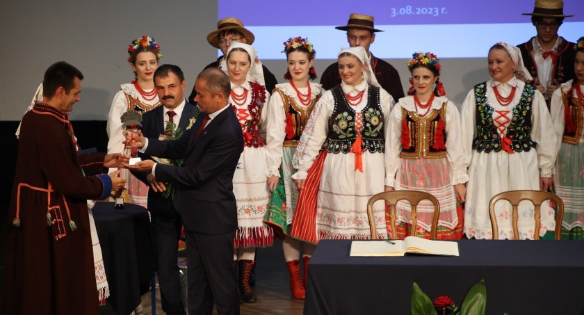 W gronie uhonorowanych tytułem i statuetką „Zasłużony dla Gminy Lubaczów” znaleźli się m.in. członkowie Zespołu Pieśni i Tańca „Kresy”./ Zdjęcie: UG Lubaczów