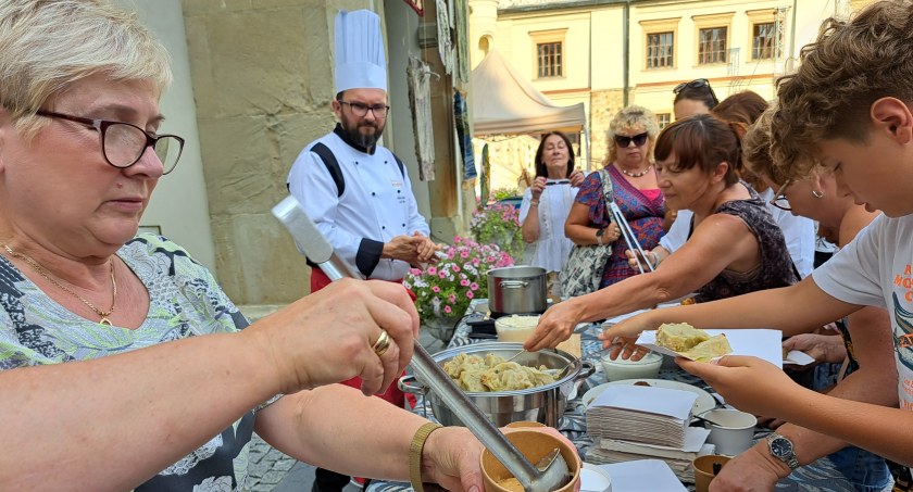 Prawdziwym hitem niedzieli na zamku okazała się zamkowa kuchnia. Warsztaty kulinarne z udziałem szefa kuchni restauracji „Zamkowej” Macieja Gołdyna, połączone z degustacją specjałów, miały ogromne wzięcie./ Zdjęcia: U. Gielo