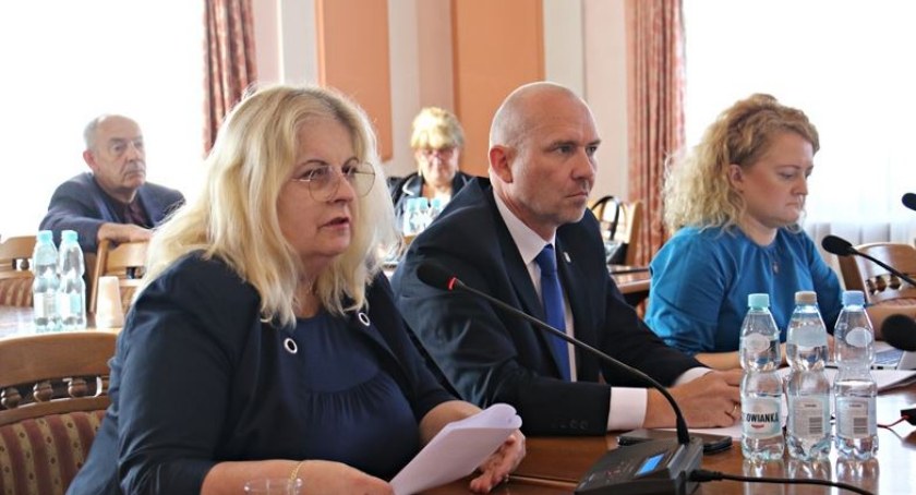 Wątpliwości związane z finansowaniem projektu „Ekologiczne Miasto Jarosław” rozwiewały na przemian skarbnik Anna Gołąb (z lewej) i szefowa Biura Strategii i Pozyskiwania Funduszy Edyta Pytko. W środku wiceburmistrz Dariusz Tracz./ Zdjęcie: UM Jarosławia