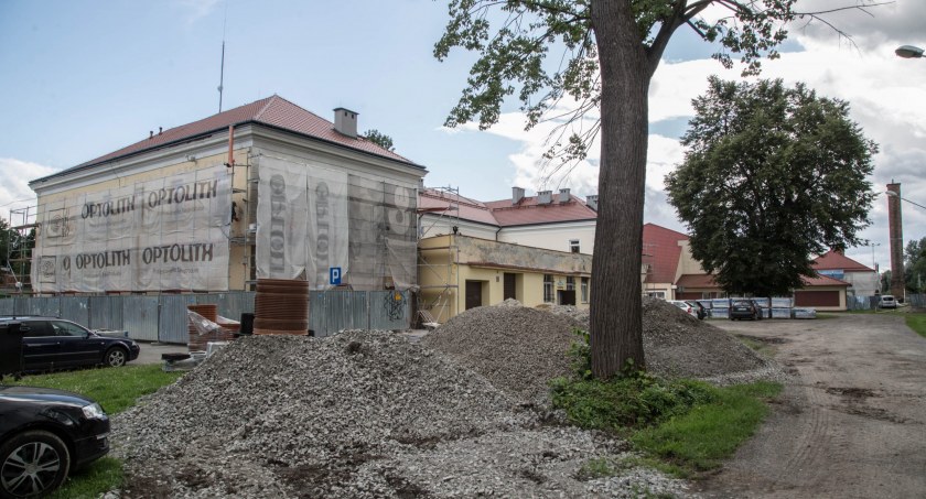 Miasto zabrało się za intensywne prace związane z przebudową infrastruktury drogowej wokół przyszłej i obecnej szkoły podstawowej./ Zdjęcie: UM Radymno