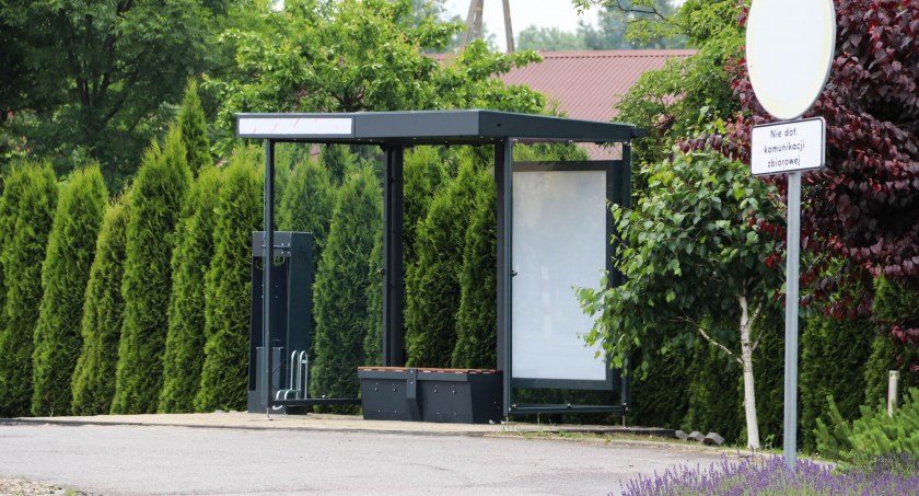 Gmina Tryńcza postawiła na ekologię, zarówno jeśli chodzi o miejską komunikację, jak i motoryzację. Efekt to inteligentne wiaty przystankowe i carport ze stacją ładowania samochodów elektrycznych./ UG Tryńcza