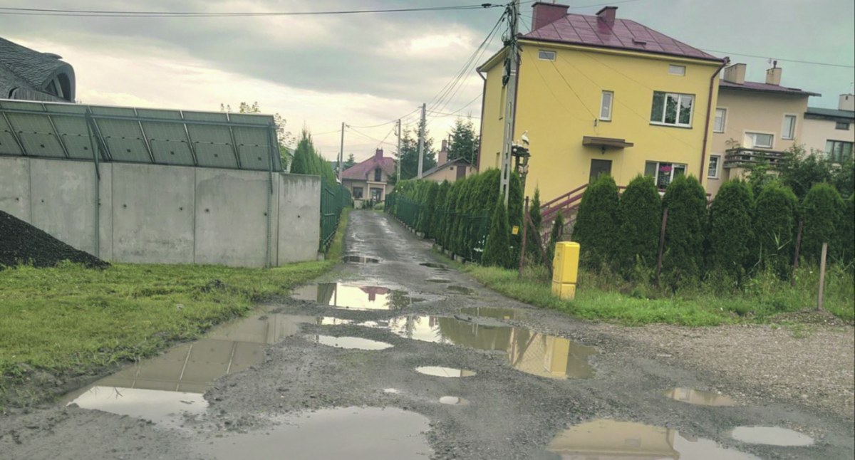 Mieszkańcy Wołodyjowskiego podkreślają, że doraźne działania w postaci łatania ubytków żwirem zdają egzamin do pierwszej większej ulewy. – Potem woda wymywa wszystko i znów jeździ się fatalnie – mówią.
