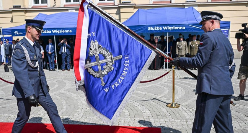 Sztandar przekazany na ręce funkcjonariuszy przemyskiej służby więziennej używany będzie podczas obchodów świąt narodowych i państwowych oraz ważnych uroczystości w życiu jednostki./ Zdjęcie: zbiory własne