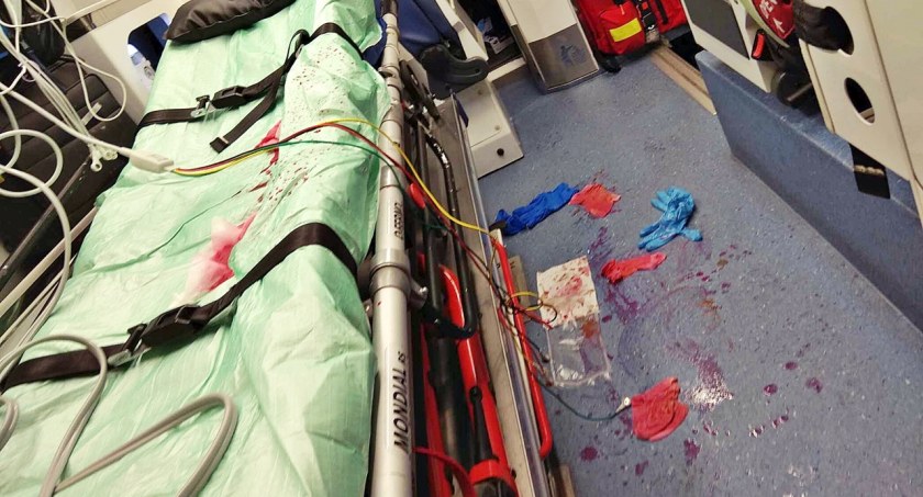 Zanim mężczyzna został przetransportowany do Wojewódzkiego Szpitala im. św. ojca Pio w Przemyślu, pomocy udzielili mu ratownicy medyczni. Fot. WSPR Przemyśl