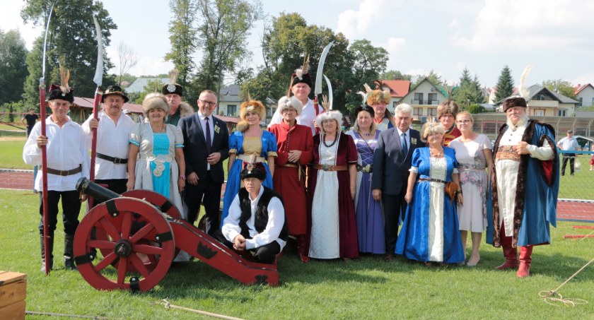 Dożynki uatrakcyjnili rekonstruktorzy z Samodzielnego Oddziału Hetmana Jana Karola Chodkiewicza./ ZDJĘCIA: Starostwo Powiatowe w Jarosławiu