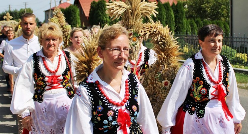 Po eucharystii jej uczestnicy udali się w wielobarwnym, radosnym korowodzie na stadion Gromu w Wyszatycach, gdzie uroczystości były kontynuowane. 