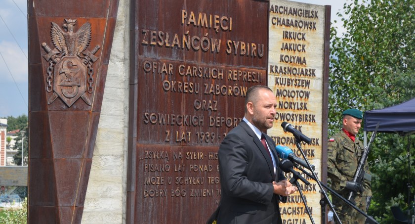 – Tym dwóm zbrodniarzom wystarczyło tylko trzysta znaków i siedem paragrafów, cztery paragrafy w tajnym protokole, aby doprowadzić do likwidacji na kilka dekad kilku państw Europy Środkowej, w tym doprowadzić do czwartego rozbioru Polski – powiedział podczas uroczystości w Przemyślu prezes Instytutu Pamięci Narodowej Karol Nawrocki.