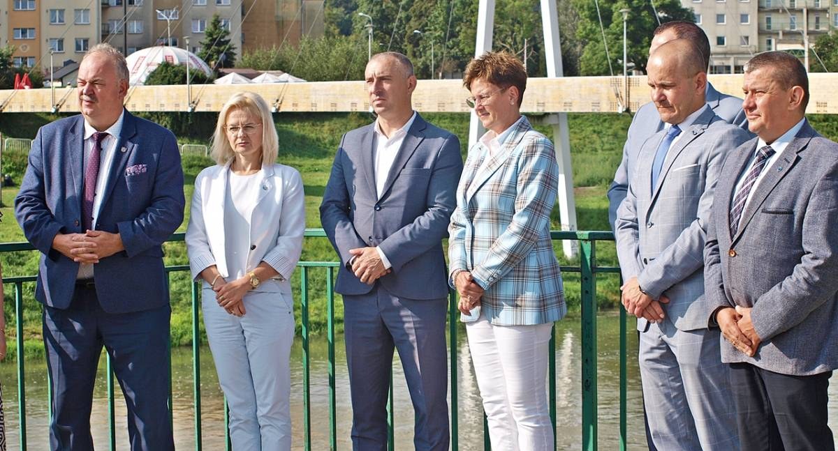 – Od kilku lat staraliśmy się o to. Mieliśmy bardzo wielkie wsparcie w Regionalnym Zarządzie Gospodarki Wodnej w Rzeszowie. Zabezpieczenie przeciwpowodziowe dla Przemyśla to nasz priorytet – zapewniła dyrektor Zarządu Zlewni w Przemyślu Państwowego Gospodarstwa Wodnego „Wody Polskie” Małgorzata Ossowska (w środku). / fot. Mariusz Godos
