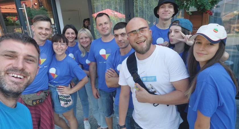 Celem obozu jest profesjonalne wsparcie przez psychologów i specjalistów matek i dzieci, których ojcowie i partnerzy zginęli podczas walk w Ukrainie lub znajdują się w rosyjskiej niewoli. Do Kowalówki w gminie Cieszanów przybyło z Chersonia, Charkowa i Mikołajewa 89 mam i dzieci / Метою табору є надання професійної підтримки психологами та фахівцями матерів та дітей, чиї батьки та партнери загинули під час бойових дій в Україні або перебувають у російському полоні. Вісімдесят девять матерів і ді