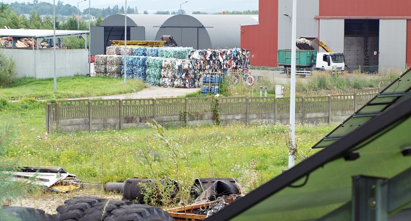 Wszystko ma się odbywać w hali technicznej pozbawionej otworów, a rozładunek, załadunek i mieszanie odpadów realizowane będą przy zamkniętych drzwiach. Tyle, że podobne zalecenia dotyczą istniejącego już przy ul. Piastowskiej 22 w Przemyślu zakładu, ale – zdaniem mieszkańców – nie są przestrzegane.