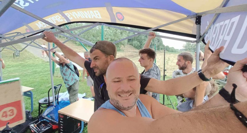 Choć burza trwała kilka minut, narobiła wiele szkód. Porwała wszystko, co napotkała na swojej drodze. Mieszkańcy pomagali, ale nie dali rady...
