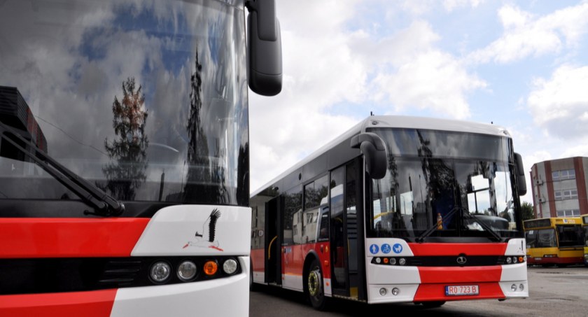 Niebawem miną już dwa lata (koniec października 2021 r.), od kiedy miasto otrzymało 35 mln zł dofinansowania z rządowego programu „Polski Ład” na dwa projekty. Jeden wciąż nie może zostać sfinalizowany. Tabor MZK sp. z o.o. w Przemyślu nadal bez zmian.